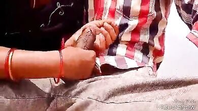 बिच पर लवर का लंड चूसा देसी औरत ने