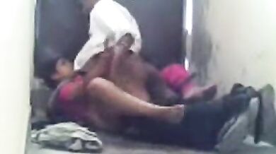 चौधराइन की चुदाई गोडाउन के अंदर