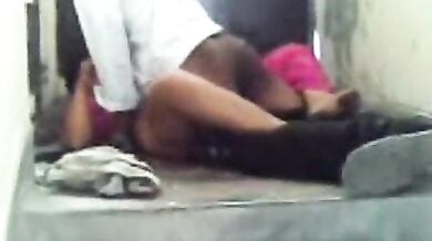 चौधराइन की चुदाई गोडाउन के अंदर