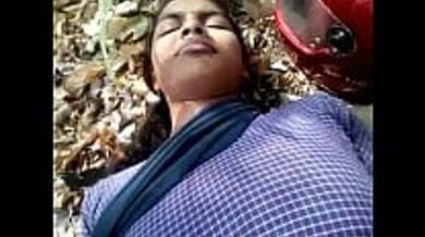 झांटो से भरी चूत वाली गर्लफ्रेंड को खेत में ले जा कर चोदा