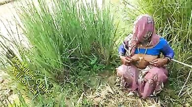 झांटो से भरी चूत वाली गर्लफ्रेंड को खेत में ले जा कर चोदा