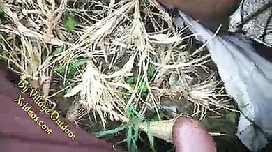 झांटो से भरी चूत वाली गर्लफ्रेंड को खेत में ले जा कर चोदा