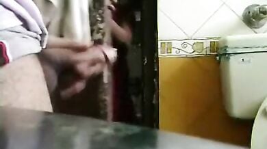 कामवाली ने मुठ मारते हुए देखा