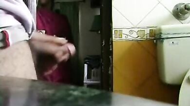 कामवाली ने मुठ मारते हुए देखा