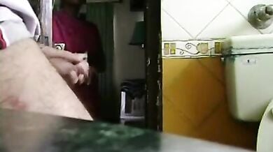 कामवाली ने मुठ मारते हुए देखा