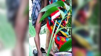 जंगल में बीवी चोदी लुंगी उठा के