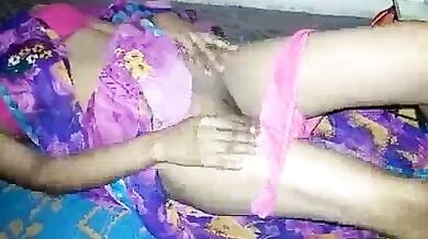 बीवी की साडी में कामवाली की बुर चोदी