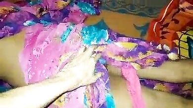 बीवी की साडी में कामवाली की बुर चोदी