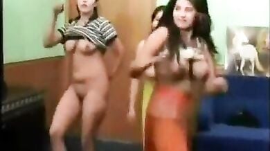 प्राइवेट मुजरा पार्टी तिन रंडियों के साथ