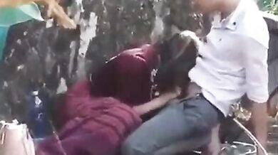 नेपाली लड़की को बॉयफ्रेंड ने दिल्ली के गार्डन में चोदा