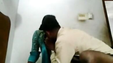 भाभी को उनके लवर ने कमरे पर ला कर चोदा