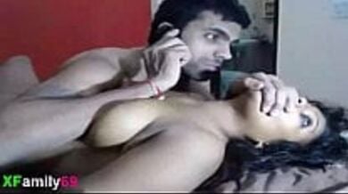 लड़की का मुँह दबा कर फ़ोन पर बात करते हुए सेक्स