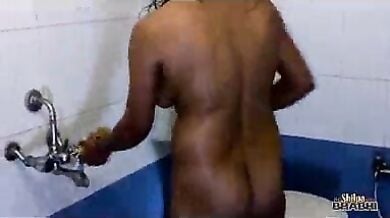 गाँव की लड़की ने चूत पर क्रीम लगाईं