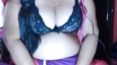 बड़े दूध वाली सेक्सी आंटी का हॉट वेबकेम