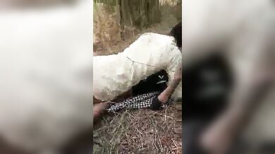 दो दोस्तों ने पतली रंडी को जंगल में चोदा
