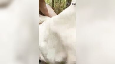 दो दोस्तों ने पतली रंडी को जंगल में चोदा