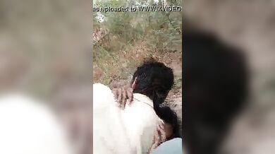 दो दोस्तों ने पतली रंडी को जंगल में चोदा