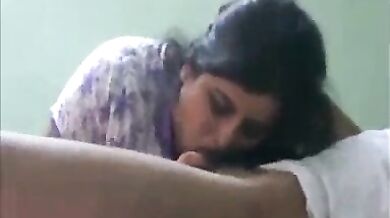 पड़ोसन आंटी ने लंड चूसने की स्किल दिखाई
