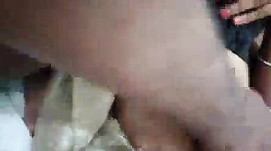 घर में जवान बहन को बिस्तर पर लौड़ा दिया