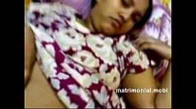 पति ने नौकरानी के सामने क्यूट बीवी को चोदा