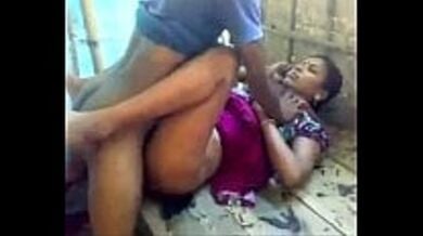 ट्रक के अंदर देसी मजदुर औरत की चूत चुदाई