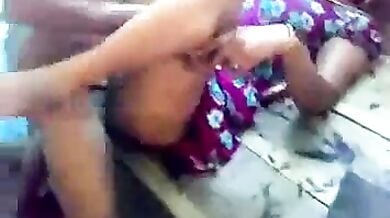 ट्रक के अंदर देसी मजदुर औरत की चूत चुदाई