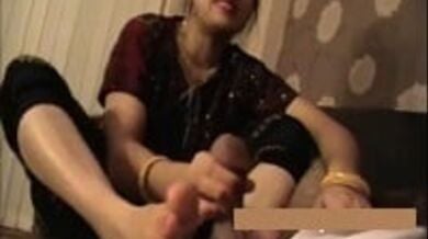 पैरो के तलवो से पति के दोस्त को फुटजोब दिया