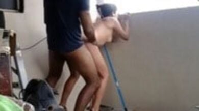 भौजी ने छत पर लंड लिया