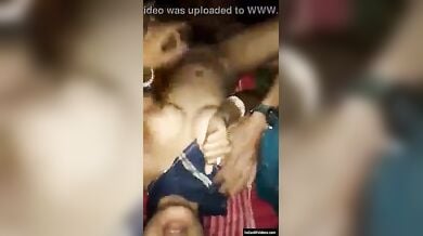 खेत में लड़की को चोद के उसकी ब्लू फिल्म बनाई