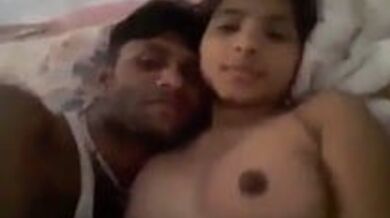 सुनील अपने गर्लफ्रैंड के साथ मज़े करते हुए