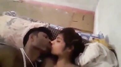 सुनील अपने गर्लफ्रैंड के साथ मज़े करते हुए