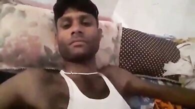 सुनील अपने गर्लफ्रैंड के साथ मज़े करते हुए