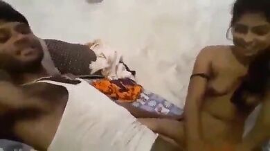 सुनील अपने गर्लफ्रैंड के साथ मज़े करते हुए