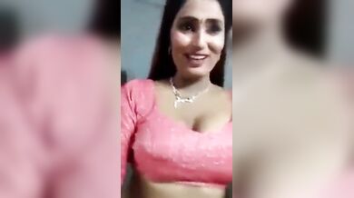 देसी रंडी स्वाति अपने कड़क बूब्स बताते हुए