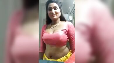 देसी रंडी स्वाति अपने कड़क बूब्स बताते हुए