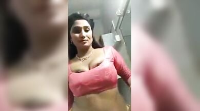 देसी रंडी स्वाति अपने कड़क बूब्स बताते हुए