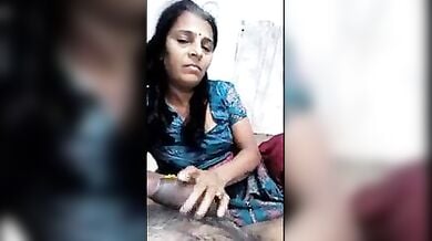 दोस्त की हॉट पंजाबी मॉम को लौड़ा चुसवाया