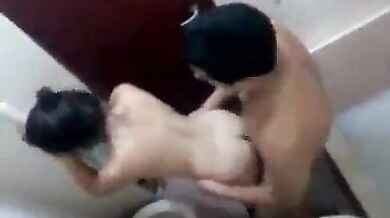 पतली कमर वाली लड़की की संडास में चुदाई