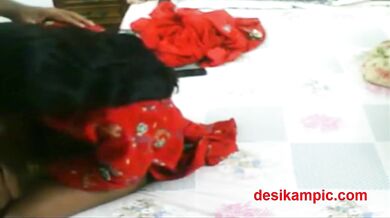 पीछे हिंदी न्यूज़ चल रही है, सामने अंकल रण्डी चोद रहे है