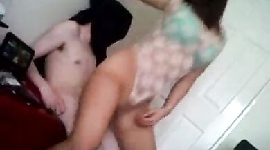 काले बाल वाली अंग्रेज़ लड़की ने लौड़े की सवारी की