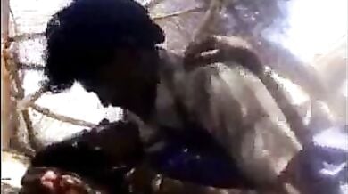 देहाती प्रेमिका को घर के कोने में ज़मीन पर चोदा