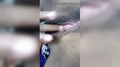 खूबसूरत लड़की ने चूत को रगड़ कर वीडियो बनाया