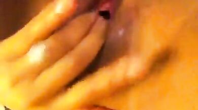 लाल होंठ वाली सेक्सी लड़की ऊँगली करते हुए