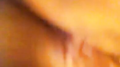 लाल होंठ वाली सेक्सी लड़की ऊँगली करते हुए