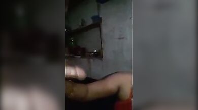 लाल ब्रा वाली देसी औरत ने पति का लण्ड चूस कर चूत को मसला