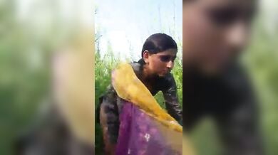 सेक्सी इंडियन लड़की ने खेत में लंड चूसा बॉयफ्रेंड का