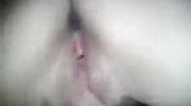 गोरी लड़की ने फटी हुई बुर में ऊँगली करके मास्टरबैशन किया