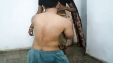 कामवाली मीना बाई की नाभि को चाटा