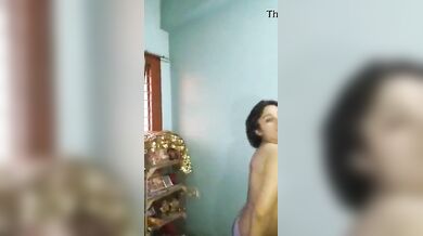 हनीमून में पति के साथ हिंदी गाने पर नंगा नाच