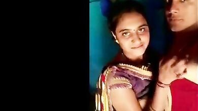 भाभी ने ब्लाउज उठा कर देवर को दूध पिलाया